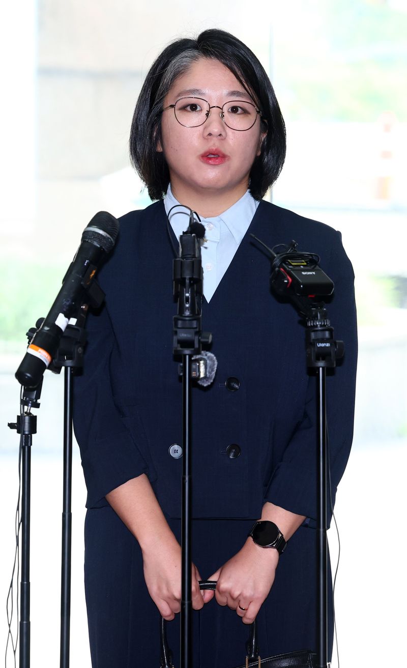 [서울=뉴시스] 전신 기자 = 용혜인 성평등가족부 장관 후보자가 2일 서울 서대문구 한국청소년활동진흥원에 마련된 인사청문 준비 사무실로 첫 출근하며 취재진 질문에 답변하고 있다. 2026.09.02. photo1006@newsis.com