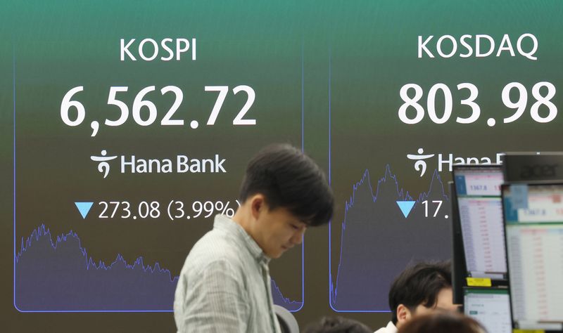 코스피, 3.99% 급락 (서울=연합뉴스) 서명곤 기자 = 2일 서울 중구 하나은행 딜링룸 전광판에 코스피 종가가 표시돼있다. 코스피는 전장보다 273.08포인트(3.99%) 하락한 6,562.72에 장을 마치며 지난달 28일 이후 3거래일 만에 내림세로 돌아섰다. 2026.9.2 seephoto@yna.co.kr (끝)