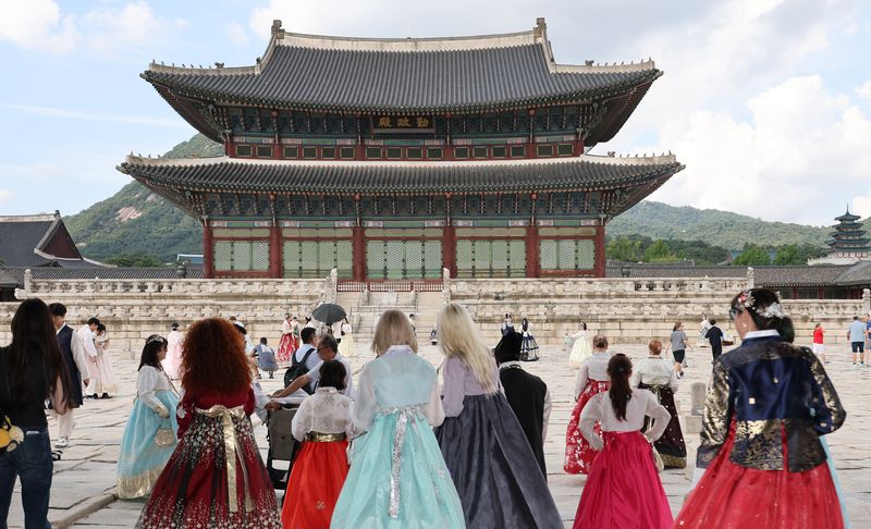 지난 2일 경복궁을 찾은 관광객들이 이날부터 출입이 제한된 근정전 월대 인근에서 기념촬영을 하고 있다. 연합뉴스