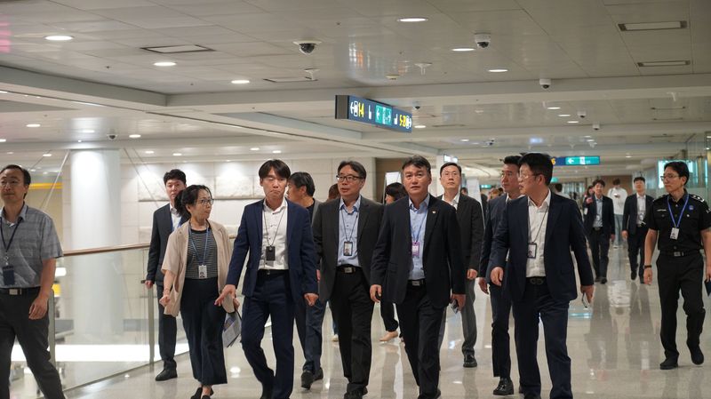 이종욱 관세청장(앞줄 오른쪽 두 번째)이 2일 인천공항 제1터미널을 방문, 마약밀수 차단을 위한 국경감시단속체계를 점검하고 있다. 관세청 제공