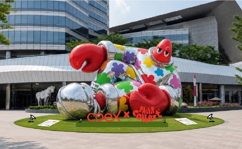 코엑스가 창립 40주년을 맞아 오는 30일까지 서울 강남구 아셈광장에 필립 콜버트의 초대형 풍선 조각 '누워 있는 랍스터'를 선보인다.