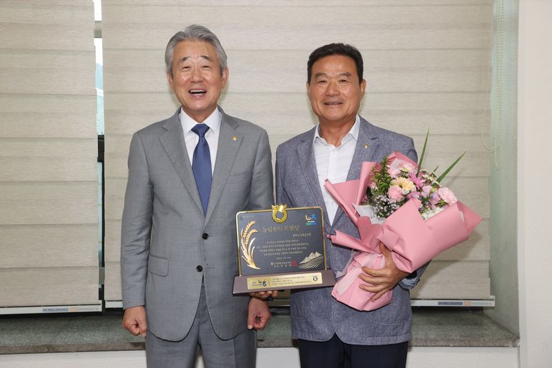 강호동 농협중앙회 회장(사진 왼쪽)은 지난 1일 홍천농협을 찾아 현장 목소리를 청취했다. 이날 홍천농협은 농촌 활력화에 앞장선 공로를 인정받아 '농심천심 특별상'을 수상했다.(농협 강원본부 제공. 재판매 및 DB금지)/뉴스1