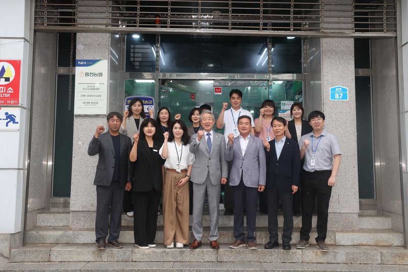 강호동 농협중앙회 회장은 지난 1일 홍천농협을 찾아 현장 목소리를 청취했다. 이날 홍천농협은 농촌 활력화에 앞장선 공로를 인정받아 '농심천심 특별상'을 수상했다.(농협 강원본부 제공. 재판매 및 DB금지)/뉴스1