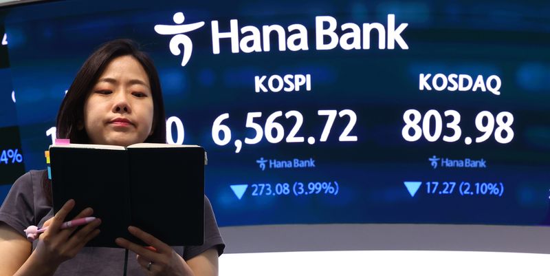 코스피가 전날 대비 273.08p(3.99%) 하락한 6562.72로 마감한 2일 서울 중구 하나은행 본점 딜링룸 전광판에 코스피 등이 표시돼 있다. 뉴시스 제공