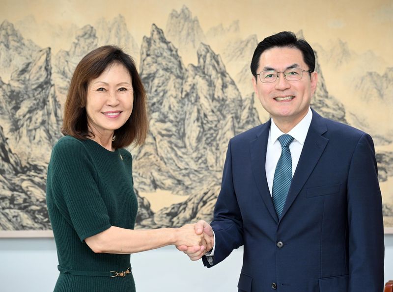 미셸 스틸 주한미국대사(왼쪽)가 2일 서울 세종로 외교부 청사에서 우리 정부의 북핵 대표인 정연두 외교전략정보본부장과 만나 악수하고 있다. 외교부 제공