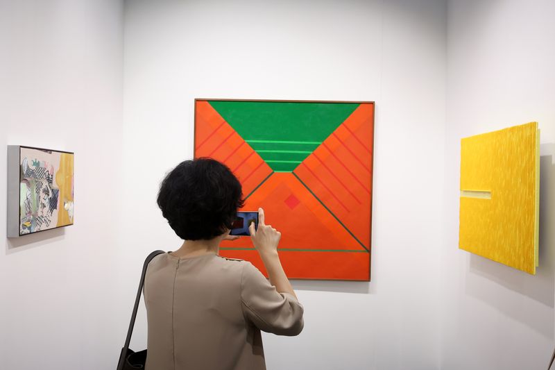 ‘프리즈 서울(FRIEZE SEOUL) 2026'이 개막한 지난 2일 서울 강남구 코엑스 국제갤러리 전시장을 찾은 관람객이 작품을 감상하고 있다. 관람객이 사진을 찍고 있는 정면의 작품이 올해 최고가 타이틀을 거머쥔 유영국의 1971년작 유화 '워크'다. 이 작품은 지난 3일 북미의 미술관 이사회 멤버에게 22억~25억원선에 팔렸다. /사진=뉴시스