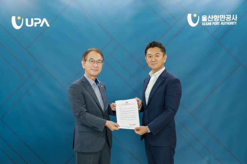 일본‘아키타 차세대 에너지 컨소시엄(ANEC)’의 미쿠니 신이치로 간사장(오른쪽)이 2일 울산항만공사 사장실에서 변재영 사장에게 아키타현지사의 친서를 전달하고 있다. 울산항만공사 제공