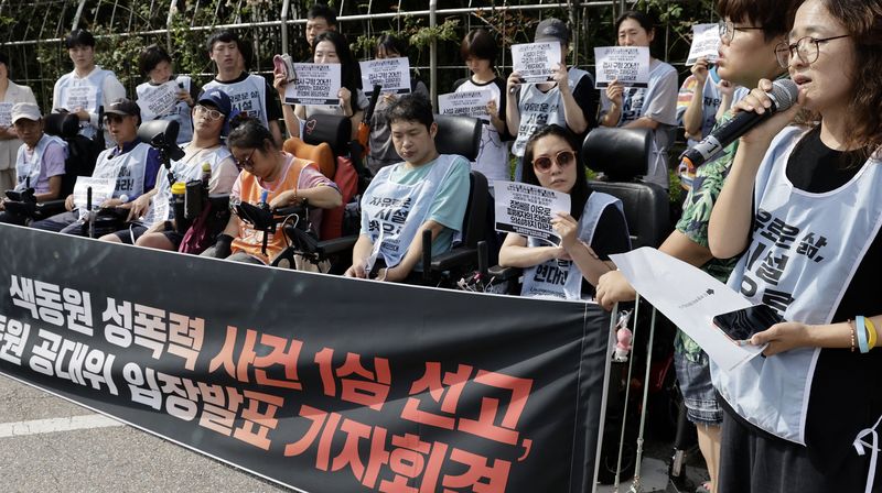 [서울=뉴시스] 최동준 기자 = 색동원 성폭력사건 공동대책위원회가 2일 서울 서초구 서울중앙지방법원 앞에서 색동원 시설장 1심 선고에 대한 입장 발표 기자회견을 하고 있다. 2026.09.02. photocdj@newsis.com