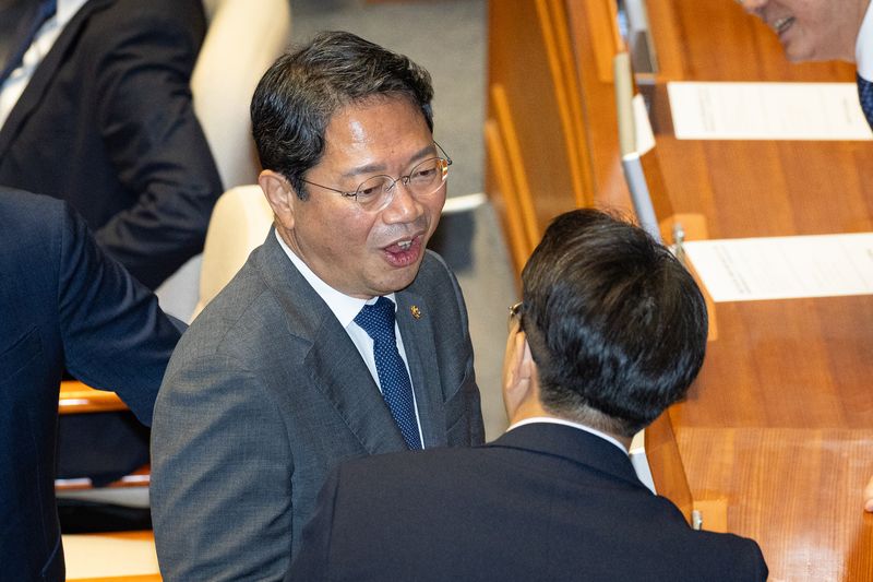 김승원 법무부 장관 후보자가 지난 1일 서울 여의도 국회에서 열린 제439회 정기국회 개회식에서 의원들과 인사하고 있다. 2026.9.1 ⓒ 뉴스1 유승관 기자