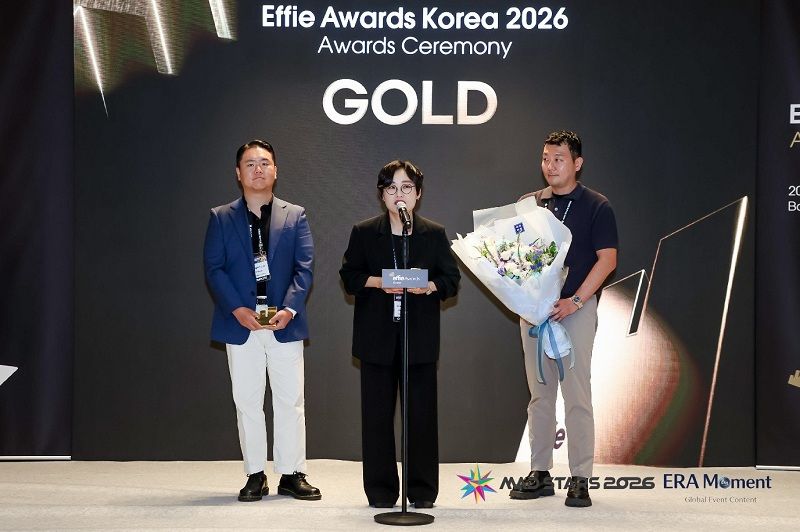 (왼쪽부터) 광고대행사 오버맨 이성민 팀장, 파리바게뜨 마케팅본부장 김연정 상무, 최원석 차장이 금상을 수상하고 있는 모습 (사진=파리바게뜨)