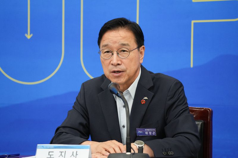 위성곤 제주도지사가 2일 제주도청 탐라홀에서 열린 ‘안전제주 전략회의’를 주재하며 도민과 관광객의 체감안전 대책을 주문하고 있다. 제주도는 최근 실종사건과 치안 불안 우려에 대응해 9월 월간정책회의를 안전전략회의로 전환하고 나홀로 여행객 지원과 관광지 순찰, 야간 보행환경 개선 등을 논의했다. /사진=제주특별자치도 제공