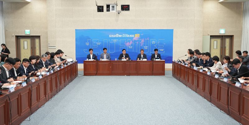 위성곤 제주도지사와 제주도 간부공무원들이 2일 제주도청 탐라홀에서 ‘안전제주 전략회의’를 열고 생활·관광 분야 안전대책을 점검하고 있다. 제주도는 올레길·오름·해안가 등 인적이 드문 지역의 순찰을 확대하고 노후 가로등과 회전교차로 등 야간 보행·교통 취약구간을 개선할 계획이다. /사진=제주특별자치도 제공
