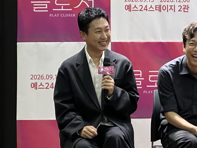연극 '클로저' 제작발표회에서 질문에 답하고 있는 김지호 연출 (출처=연합뉴스)