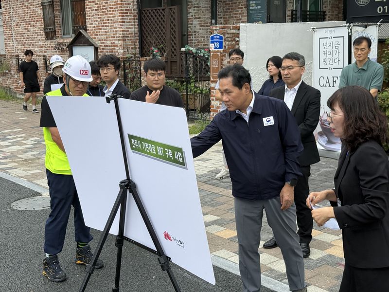 김용석 대광위원장이 2일 전주 BRT 개통 준비 현장을 찾아 점검을 하고 있다. 사진=국토교통부 제공