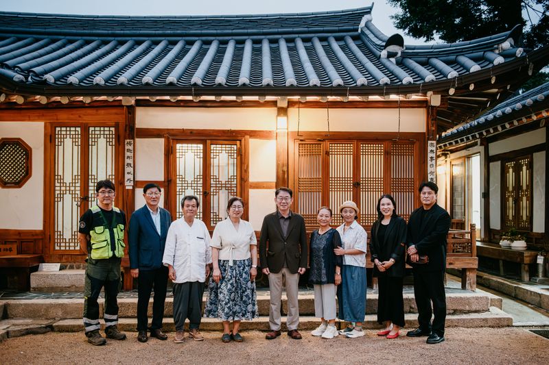 2026 한옥관리 아카데미 개막 세미나에서 관계자들이 기념촬영을 하고 있다. 서울시 제공