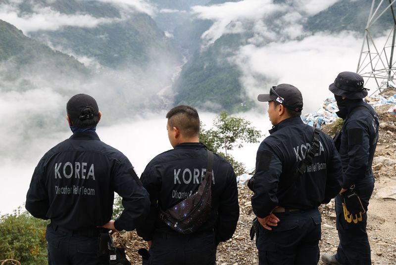 네팔 대규모 홍수로 연락이 두절된 한국인을 수색하기 위해 파견된 정부 합동 신속대응팀이 2일(현지시간) 네팔 라수와 지역 위어댐 방향을 바라보고 있다. 연합뉴스