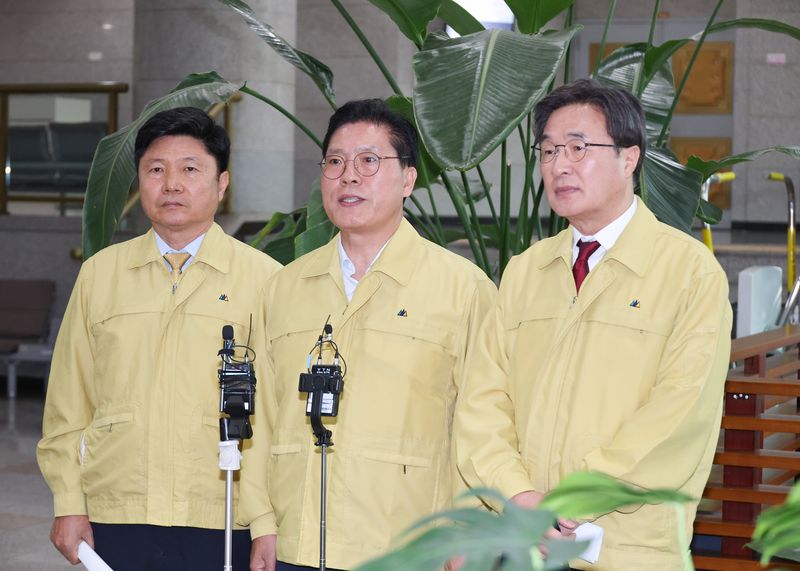 송석준 국회 외교통일위원장 등 외통위 소속 국회의원들이 2일 서울 종로구 정부서울청사 외교부를 찾아 네팔 대홍수 관련 상황을 점검한 뒤 청사를 나서며 취재진의 질문에 답하고 있다. 왼쪽부터 외통위 더불어민주당 홍기원 간사, 송 위원장, 국민의힘 김대식 간사. 연합뉴스