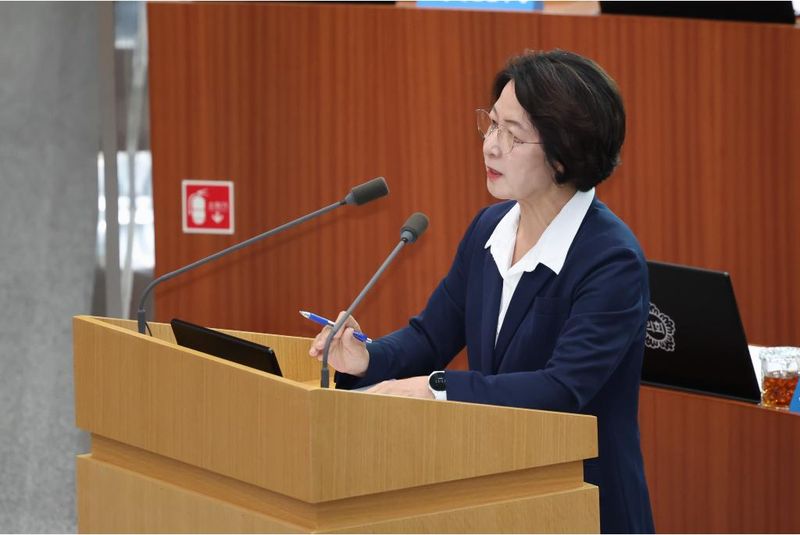 [수원=뉴시스] 2일 오전 수원특례시 경기도의회 본회의장에서 열린 제393회 임시회 제2차 본회의에서 추미애 경기도지사가 일문일답을 하고 있다.(사진=경기도 제공) 2026.09.02. photo@newsis.com *재판매 및 DB 금지