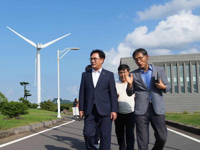 송형곤 전남광주통합특별시의회 의장이 2일 제주 소재 한국에너지기술연구원 제주글로벌신재생에너지연구센터를 찾아 풍력발전 현장을 시찰하고 있다.(전남광주특별시의회 제공. 재배포 및 DB 금지)