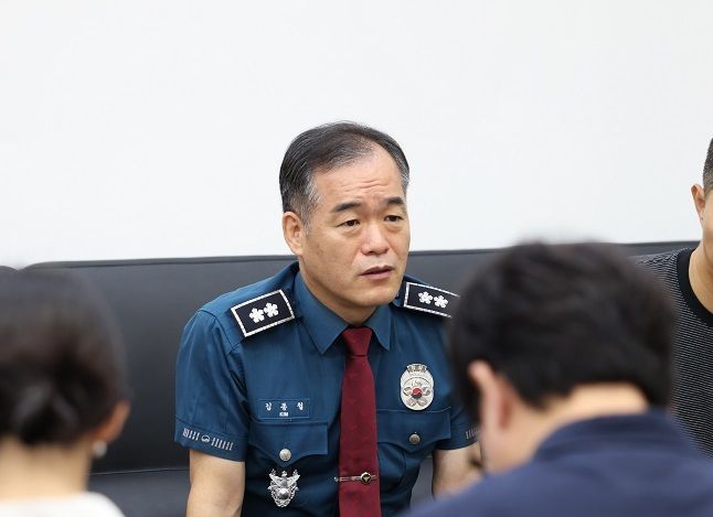 유재성 전 경찰청장 직무대행이 2일 서울 서대문구 경찰청에서 열린 이임식에서 송별사를 들으며 눈물을 닦고 있다(위쪽 사진). 같은날 경찰청장 직무대행을 맡게 된 김종철 신임 경찰청 차장이 경남 창원시 의창구 경남경찰청에서 취재진 질문에 답하고 있다. 뉴스1 연합뉴스