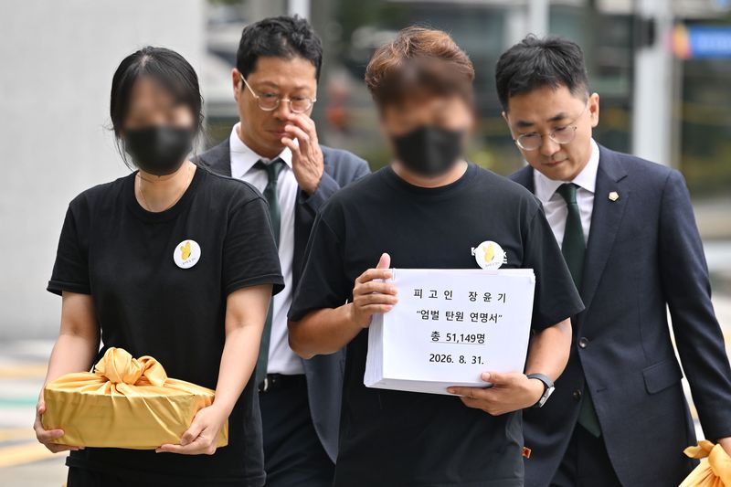 [전남광주=뉴시스] 이영주 기자 =장윤기 사건 4차 공판이 예정된 31일 오전 고(故) 이채원양의 부모와 법률지원단이 전남광주 동구 광주지방법원에서 장윤기의 엄벌을 촉구하는 탄원서를 제출하러 이동하고 있다. 2026.08.31. leeyj2578@newsis.com