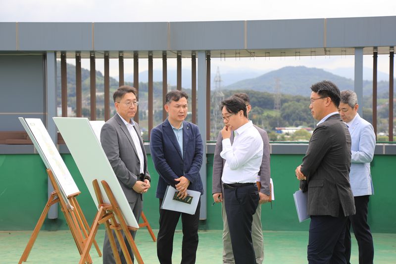 2일 이성훈 LH 사장(왼쪽 세번째)이 광명시흥 공공주택지구 현장을 둘러보고 있다. LH 제공
