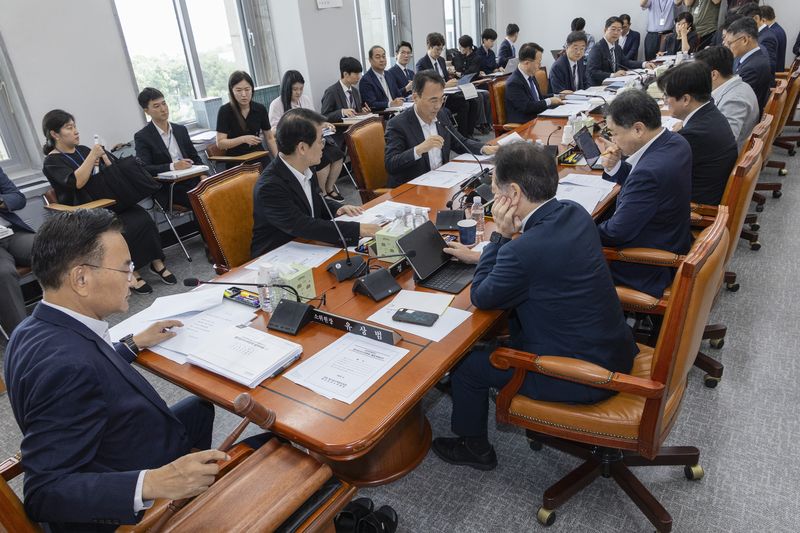 국회 예산결산 시즌 돌입 전년 예산 결산심사, 내년 예산 심의로 이어지는 국회의 예산결산 시즌이 시작됐다. 2일 국회 예산결산특별위원회 결산심사소위원회 위원장인 국민의힘 유상범 의원(왼쪽)이 2일 국회에서 결산심사소위 첫 회의를 시작하고 있다. 연합뉴스
