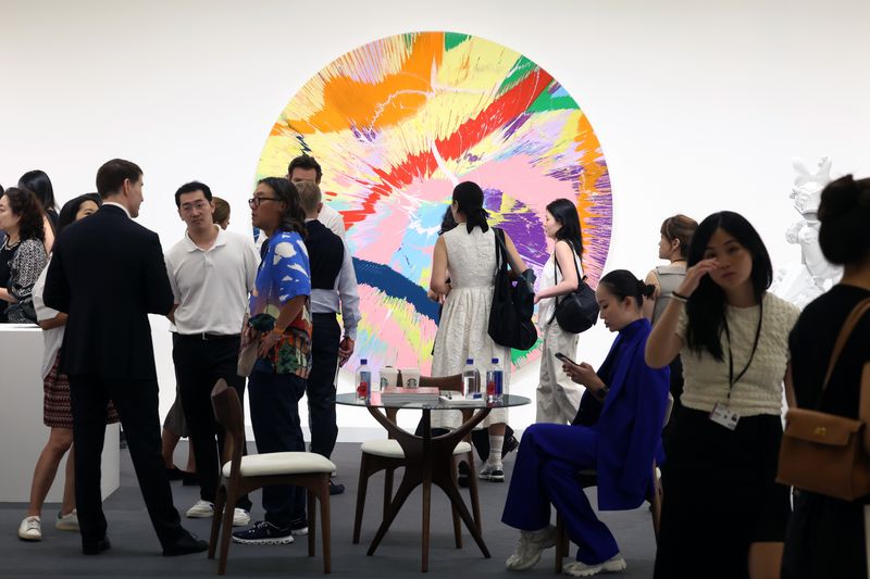 [서울=뉴시스] 박진희 기자 = ‘프리즈 서울(FRIEZE SEOUL)'이 개막한 2일 서울 강남구 코엑스 가고시안 전시장을 찾은 관람객들이 영국 현대미술가 데이미언 허스트의 작품을 감상하고 있다. 2026.09.02. pak7130@newsis.com