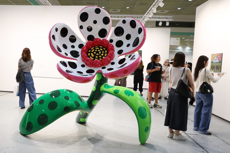 [서울=뉴시스] 박진희 기자 = ‘프리즈 서울(FRIEZE SEOUL)'이 개막한 2일 서울 강남구 코엑스 데이비드 즈워너 전시장을 찾은 관람객이 쿠사마 야요이 작품을 감상하고 있다. 2026.09.02. pak7130@newsis.com