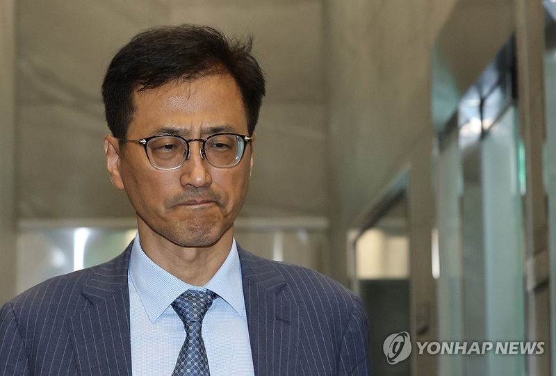 출근하는 이태한 선관위 특검 (출처=연합뉴스)