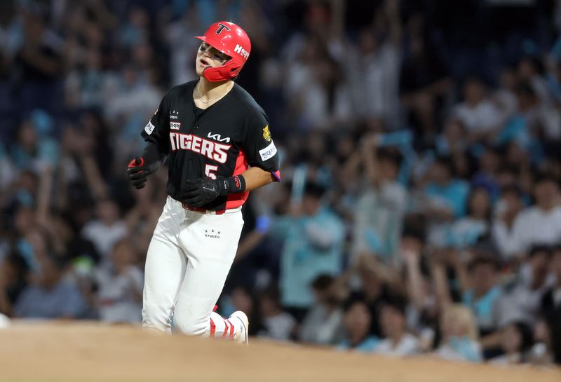 2일 경남 창원NC파크에서 열린 2026 KBO 프로야구 KIA 타이거즈와 NC 다이노스의 경기. 6회 초 1사 주자가 없는 상황 KIA 3번 김도영이 타격 후 그라운드를 돌다 중견수 플라이 아웃이 되자 아쉬워하고 있다. 연합뉴스