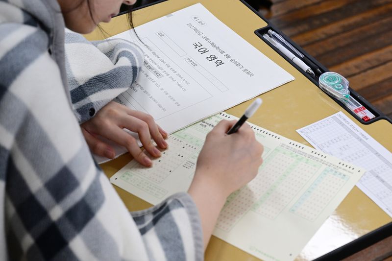 [서울=뉴시스] 사진공동취재단 = 2027학년도 대학수학능력시험 9월 모의평가 시행일인 2일 오전 서울 마포구 서울여고에서 학생들이 시험 응시를 준비하고 있다. 2026.09.02. photo@newsis.com
