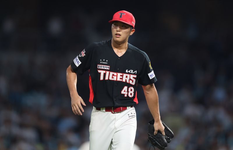 2일 경남 창원NC파크에서 열린 2026 KBO 프로야구 KIA 타이거즈와 NC 다이노스의 경기. 9회 말 2사 만루 상황에서 KIA 투수 이의리가 강판되고 있다.연합뉴스