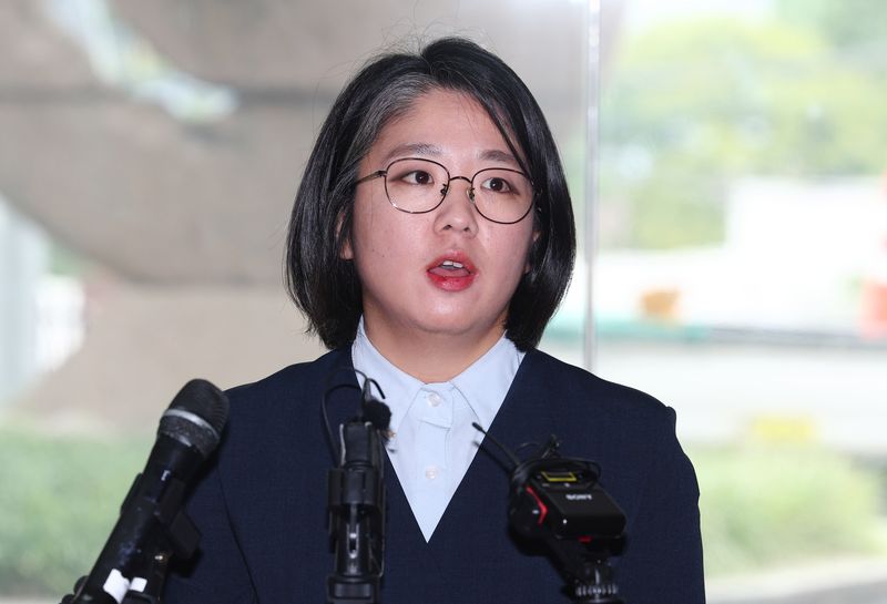 [서울=뉴시스] 전신 기자 = 용혜인 성평등가족부 장관 후보자가 2일 서울 서대문구 한국청소년활동진흥원에 마련된 인사청문 준비 사무실로 첫 출근하며 취재진 질문에 답변하고 있다. 2026.09.02. photo1006@newsis.com