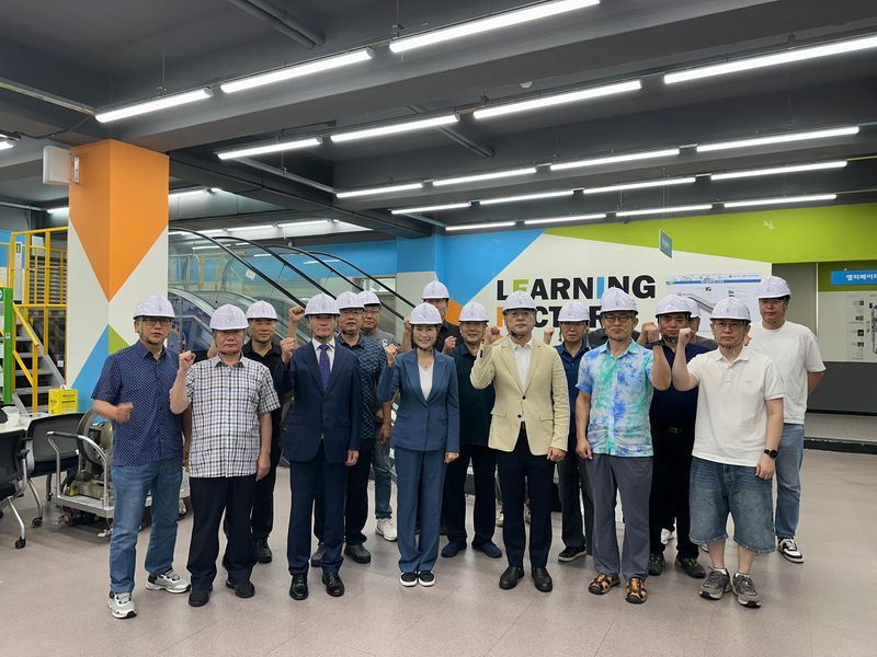 우성빈 기장군수(앞줄 왼쪽 세번째)가 2일 한국폴리텍대학 동부산캠퍼스(학장 이창열)를 찾아 훈련생들과 직접 소통하는 시간을 가지면서 기념촬영을 하고 있다. 한국폴리텍대학 동부산캠퍼스 제공