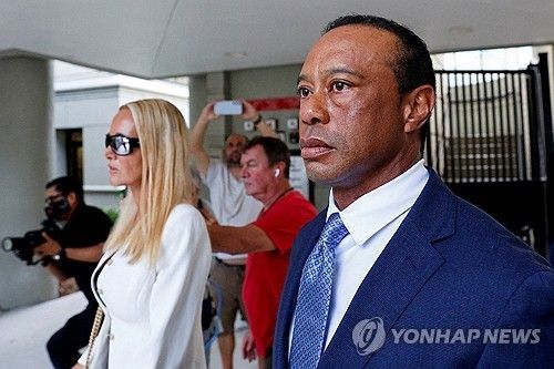 타이거 우즈(오른쪽)과 연인 버네사 트럼프. 연합뉴스