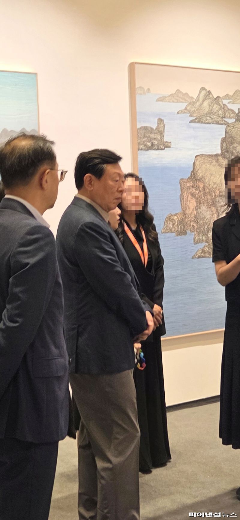 신동빈 롯데그룹 회장이 2일 서울 강남구 코엑스에서 열린 '프리즈 서울 2026'에서 작품을 둘러보며 관계자의 설명을 듣고 있다. 사진=장인서 기자