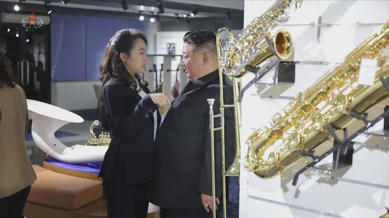 북한 조선중앙TV는 김정은 국무위원장이 딸 김주애와 함께 평양 '화성지구 4단계' 구역의 상업·편의시설을 점검했다고 3일 보도했다. 2026.04.03. /사진=뉴시스