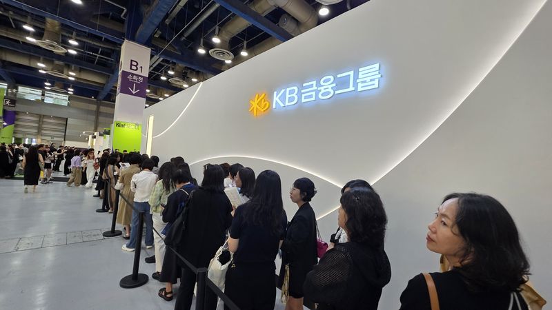 [사진=박현주 미술전문기자] KB금융그룹이 선보인 김택상의 특별전 ‘별의 축적’ 부스 전경. *재판매 및 DB 금지