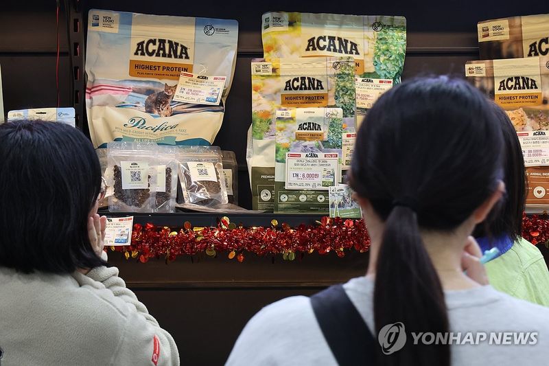 반려묘 먹거리 고르는 집사들 (출처=연합뉴스)