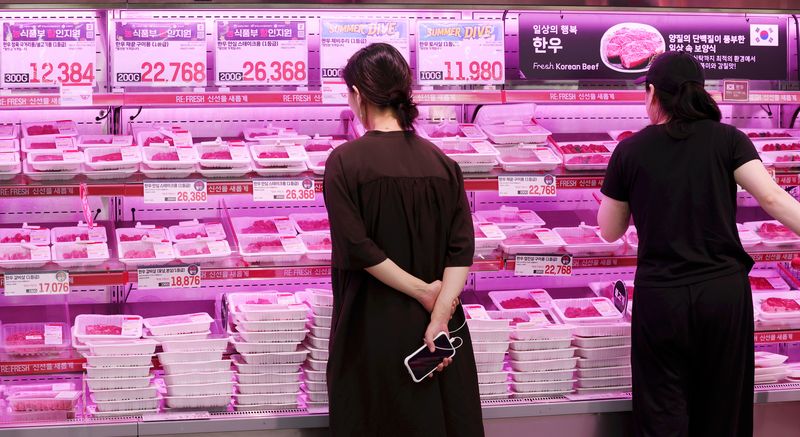 [서울=뉴시스] 홍효식 기자 = 2일 서울 시내 한 대형마트에서 시민들이 한우를 살펴보고 있다. 2026.09.02. yesphoto@newsis.com