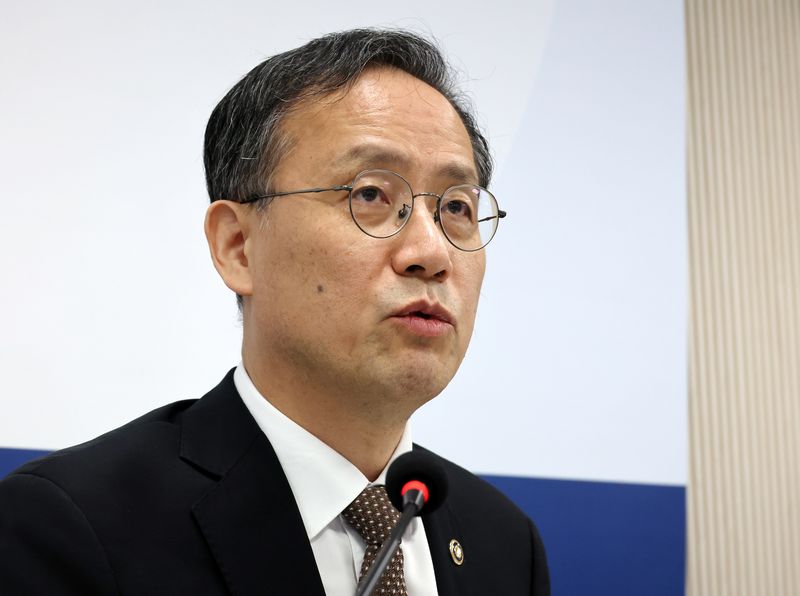 [세종=뉴시스] 배훈식 기자 = 이형일 경제부총리 겸 재정경제부 장관 후보자가 2일 오전 세종시 정부세종청사에서 열린 기자간담회에서 취재진의 질문에 답하고 있다. 2026.09.02. dahora83@newsis.com