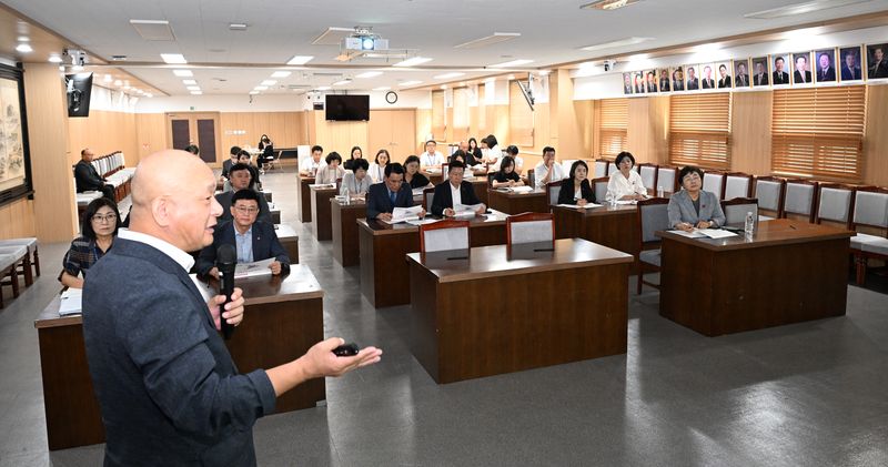 손종필 나라살림연구소 소장이 2일 제주특별자치도의회 의원회관 대회의실에서 예산결산특별위원회 위원과 의회사무처 직원을 대상으로 2025회계연도 결산심사 중점사항과 지방재정 운용 사례를 설명하고 있다. 제주도의회 예결위는 오는 16~17일 제주도 결산과 예비비 지출, 기금운용결산을 통합 심사할 예정이다. /사진=제주특별자치도의회 제공