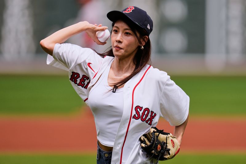 [보스턴=AP/뉴시스] 배우 하지원이 22일(현지 시간) 미 매사추세츠주 보스턴 펜웨이파크에서 열린 2026 메이저리그(MLB) 보스턴 레드삭스와 볼티모어 오리올스의 더블헤더 1차전에 앞서 시구하고 있다. 한국 배우 최초로 MLB 시구에 나선 하지원은 포수 자리에 앉은 레드삭스 출신 김병현에게 공을 던졌고, 이후 보스턴이 6-3으로 승리하면서 '승리 요정'이 됐다. 2026.07.23.