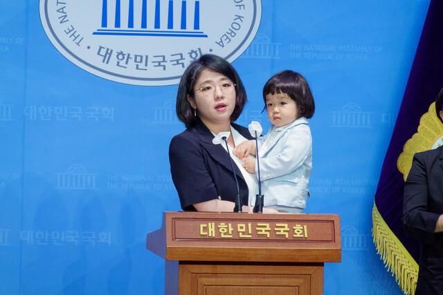 용혜인 성평등가족부 장관 후보자가 지난 2023년 5월4일 23개월이 된 아들을 안고 국회에 출근했다. 사진=SNS