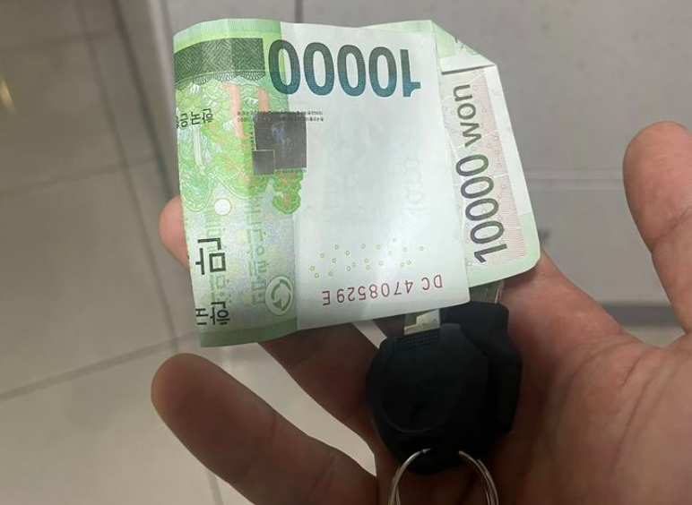 배달기사 A씨가 고객으로부터 받은 용돈. /사진=스레드 캡처, 머니투데이