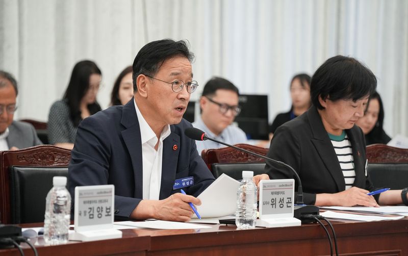 [제주=뉴시스] 위성곤 제주지사가 21일 오후 제주도청 탐라홀에서 열린 도지사 직속 민생경제 상황실 관광분야 회의에서 발언하고 있다. (사진=제주도 제공) 2026.08.21. photo@newsis.com *재판매 및 DB 금지