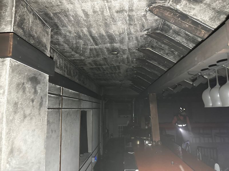 2일 부산 해운대구의 한 음식점에서 화재가 발생한 가운데 진화를 마친 소방관이 현장을 살펴보고 있다.(부산소방재난본부 제공. 재판매 및 DB금지)
