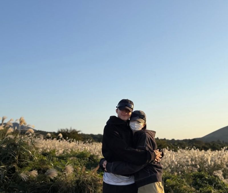 지예은 바타 야외 산책 커플 사진