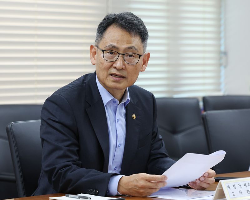 [서울=뉴시스] 조수정 기자 = 허장 재정경제부 2차관이 3일 오전 서울 종로구 정부서울청사에서 열린 비상경제본부회의를 주재하고 있다. 회의는 '중동전쟁 관련 대응상황 점검' 안건으로 열렸다. 2026.09.03. chocrystal@newsis.com